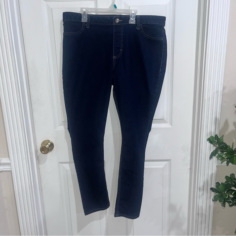 Lee riders pull on jeans